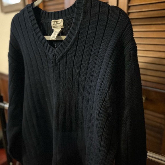 Vintage LL Bean size L means v neck navy blue sweater - Picture 2 of 6